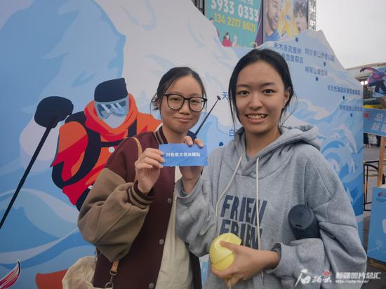 参加推广活动的广州市民抽奖获得新疆礼物。石榴云/新疆日报记者 银璐摄
