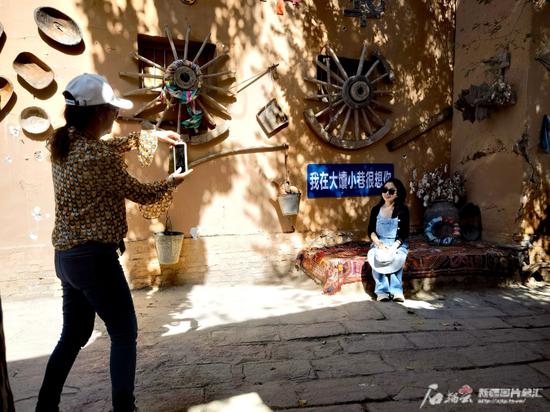 庫車市大馕小巷旅拍打卡點(diǎn)。石榴云/新疆日報(bào)記者 銀璐攝