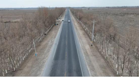 阿克萨克马热勒乡公路两侧。阿布都艾尼 摄