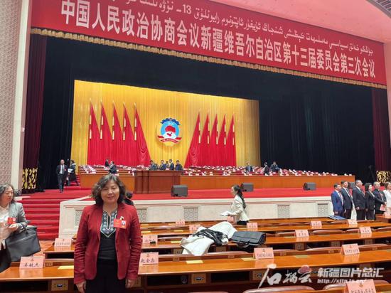 1月18日，自治区政协十三届三次会议开幕式结束后，布娲鹣·阿布拉在会场留影。受访者本人供图