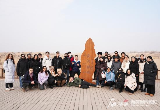 1月13日,代表团成员在交河故城合影留念。谢懂飞 摄