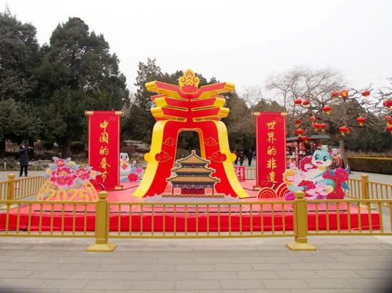 1月26日，北京景山公园张灯结彩，春节景观吸引游客。<a target='_blank' href='/'>中新社</a>发 杜建坡 摄