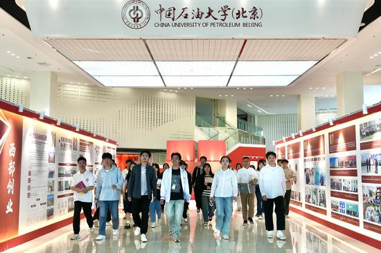 中国石油大学（北京）克拉玛依校区，大学生意气风发走出教室。克拉玛依融媒记者 崔文娟 摄