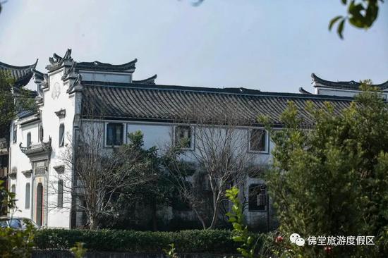 有时间可以去一趟古民居苑,仿徽派建筑,黑瓦白墙,砖雕门楼,人少景美,穿梭于碧波荡漾间的各式古宅,拍拍逛逛,惬意非常~