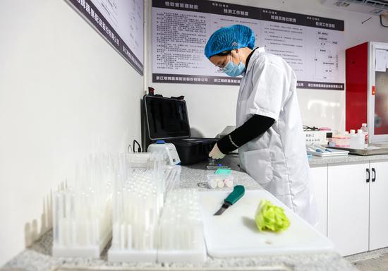 青海联合开展食品安全宣传及“你点我检·服务惠民生”活动(图1)