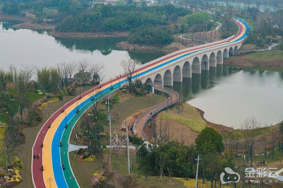 赛前，记者来到金漪湖，提前体验新赛道。
