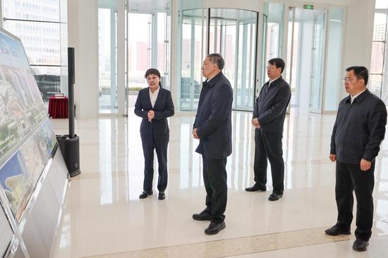 3.jpeg 李邑飞在宝丰医院,调研医院建设及合作推进情况。