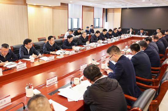 5.jpeg 李邑飞主持召开座谈会,听取宁东基地发展情况汇报。