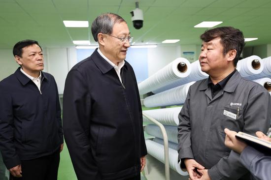 4.jpeg 李邑飞在晓星氨纶公司,了解外资企业发展情况。