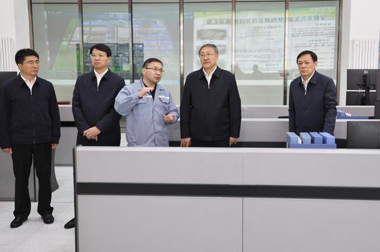 2.jpeg 李邑飞在宁夏永农生物科学有限公司,了解企业技术创新情况。