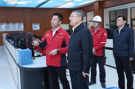 1.jpeg 李邑飞在宁夏宝廷新能源公司,调研企业生产经营情况。