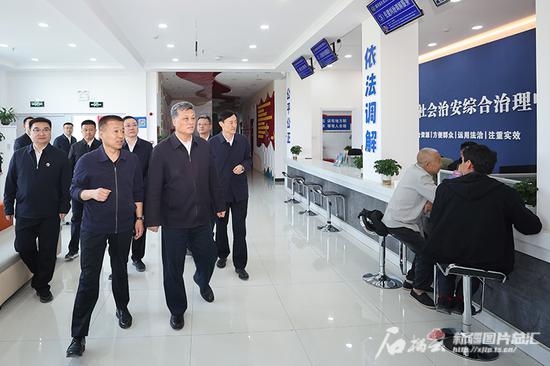 4月22日，自治區(qū)黨委書記馬興瑞在精河縣社會治安綜合治理中心，察看中心建設運行情況。石榴云/新疆日報記者 崔志堅攝