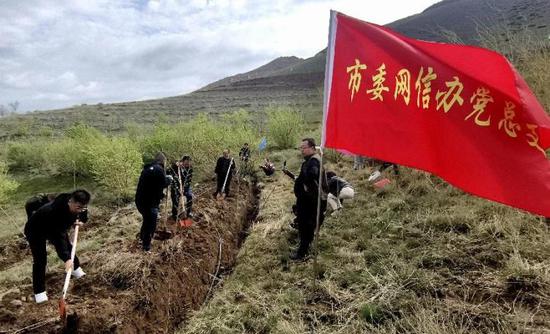“党旗映天山 共建山河绿”履行植树义务、助力三北攻坚主题党日活动,4月25日在乌鲁木齐市天山区红雁路举行。(王玮 摄)