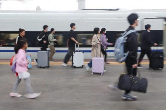 “五一”假期最后一天,长三角铁路迎来返程客流高峰。<a target='_blank' href='/'>中新社</a>记者 泱波 摄