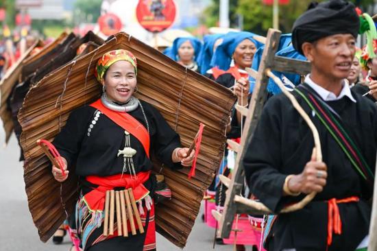 5月3日,佤族司岗里摸你黑狂欢节民族民间文化艺术游演上,薅秧歌方阵展多彩民族风情。<a target='_blank' href='/'>中新社</a>记者 李嘉娴 摄