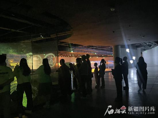 “五一”假期游客在龟兹魏晋遗址博物馆参观。孙凤振摄