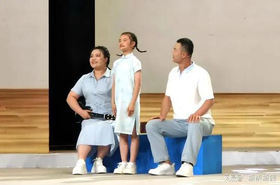 兵团第二师张玺家庭表演情景诗与歌《家风化雨 教韵成诗》。