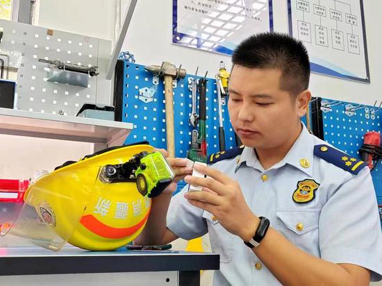 于建琨正在调试图传头盔。(图片由本人提供)