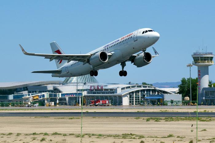 2023年7月2日14时52分,首趟从克拉玛依古海机场执飞的东方航空MU6296航班腾空而起,经西安飞往上海。克拉玛依融媒记者 崔文娟 摄