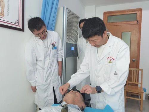 专家们为患者治疗。(图片来源:克拉玛依市第二人民医院)