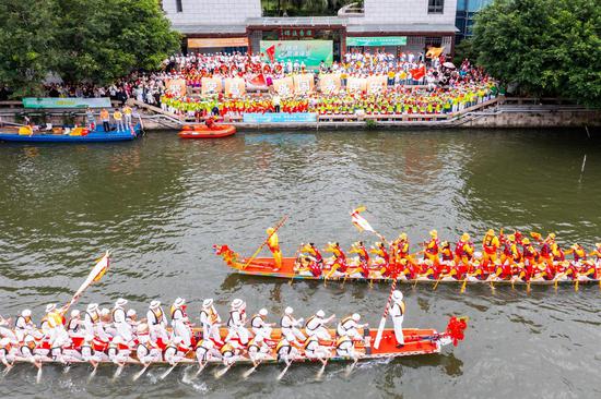 二月二“龙抬头”杭州上演龙舟竞演 千年文化“划”向世界(图1)