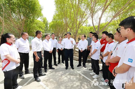 5月27日,自治区党委书记马兴瑞来到阿图什市哈拉峻乡谢依特小学,亲切看望戍边支教西部计划志愿者服务队队员,同大家热情交流,关切询问工作生活情况。石榴云/新疆日报记者 崔志坚摄