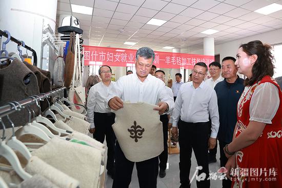 5月27日,自治区党委书记马兴瑞来到阿图什市哈拉峻乡艺彩坊手工艺品制作专业合作社,察看村民用非遗工艺制作的特色羊绒产品,详细询问村民收入情况。石榴云/新疆日报记者 崔志坚摄