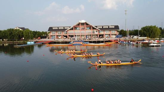 /2025/0531/ed418183-7c7b-47c1-b3ad-f064a7dc6203.jpeg 5月29日,“青吴嘉”三地龙舟在汾湖汇聚。嘉善县委统战部供图