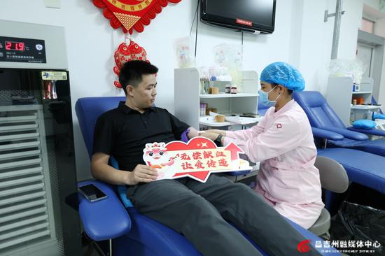 6月13日，志愿者參與無償獻(xiàn)血。記者付小芳 攝
