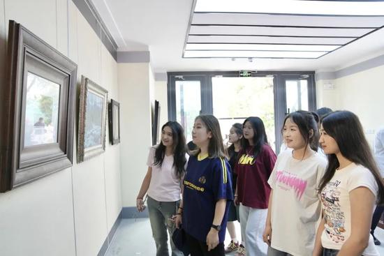 學生參觀作品展