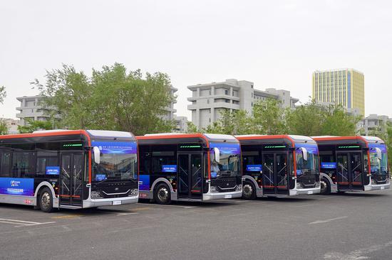 4輛自動(dòng)駕駛公交車(chē)即將亮相中國(guó)-上海合作組織數(shù)字技術(shù)合作發(fā)展論壇。克拉瑪依融媒記者 非爾代維斯·熱夏提 攝