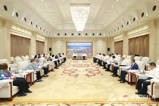 6月26日,自治区党委书记马兴瑞在乌鲁木齐会见“世界汉学家看中国·新疆行”参访团一行。石榴云/新疆日报记者 崔志坚摄