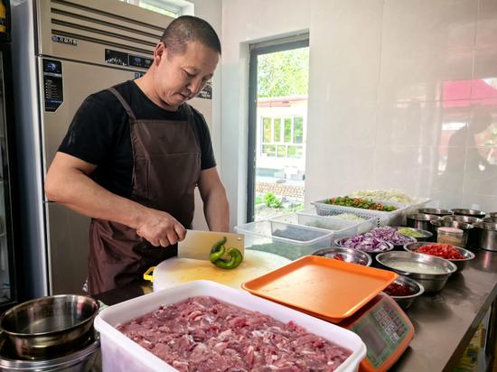 纳建萍的老公正在切辣椒