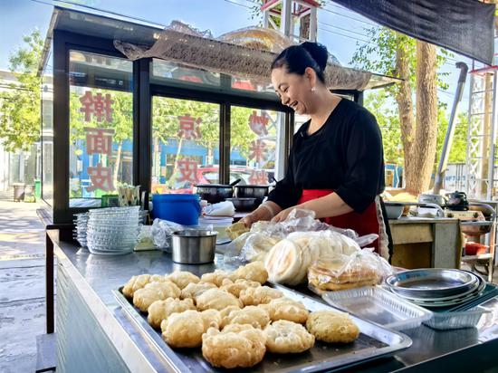 金晓梅正在为游客准备午饭