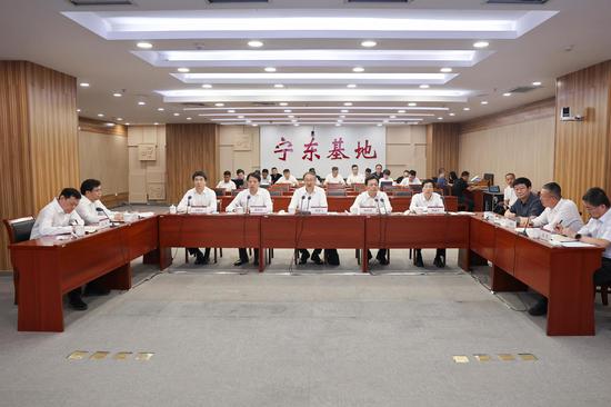 3.jpeg   视频调度会上,李邑飞、张雨浦听取自治区发展改革委、有关市县区和宁东基地绿电园区建设运行情况汇报,共同商议研究有关事项。