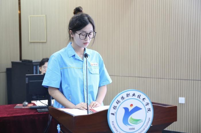 活动现场，学生代表发言。（图片由克拉玛依职业技术学院提供）