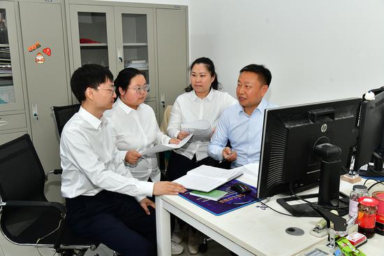 研发团队正在讨论CCUS开发方案内容。<图片由采油工艺研究院(监理公司)提供>