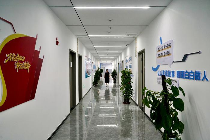 “小马聚力”率先入驻,并将楼道建设成企业文化的阵地。克拉玛依融媒记者 崔文娟 摄