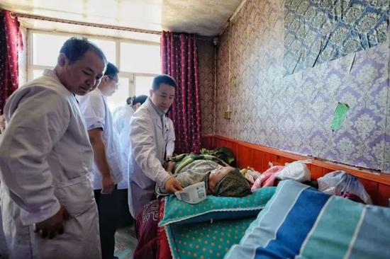 援疆专家为牧民义诊