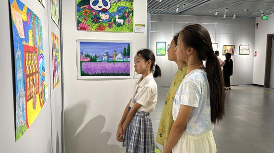参观书画作品