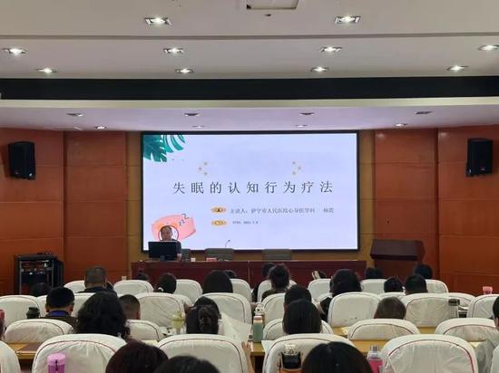 医疗援疆专家杨震正在开展讲座