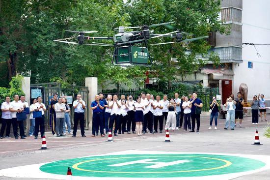 7月11日,市区友谊路邮政大楼院内,一架载货无人机结束投递任务后缓缓降落,圆满完成首次试飞。克拉玛依融媒记者 崔文娟 摄