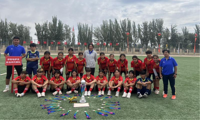 赛后 球员和教练员集体合影