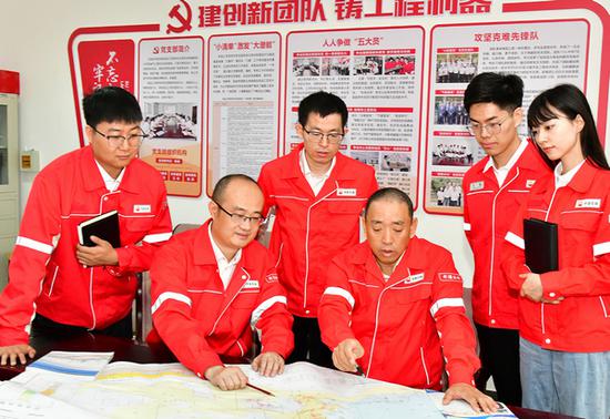 采油工艺研究院(监理公司)开展压舱石部署区科研试验攻关讨论。裘新农 摄