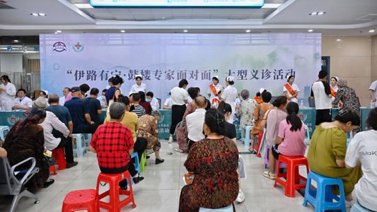 南京鼓楼医院专家走进伊宁市