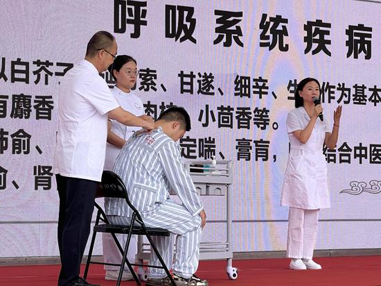 医护人员现场展示三伏贴。克拉玛依融媒记者 张冰 摄