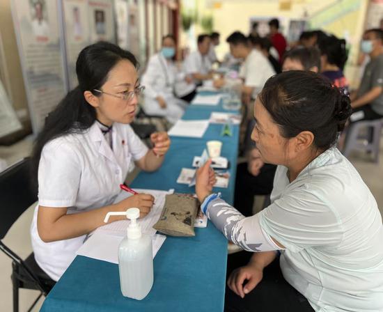 专家为市民义诊。克拉玛依融媒记者 张冰 摄