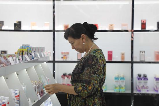 顾客选购心仪保税商品。阿的拉 摄