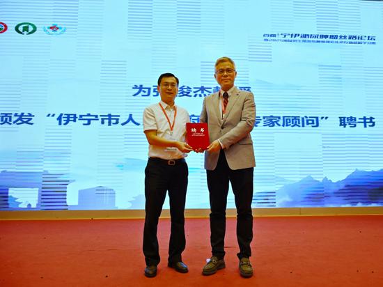 张俊杰（右）受聘“伊宁市人民政府医学专家顾问”