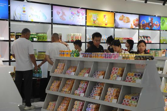 店内顾客络绎不绝。阿的拉 摄